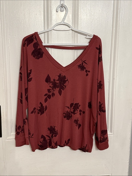 Reitmans Tops - Reitmans Rose-Print V-Neck Long Sleeve Tee in Maroon